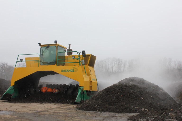 HEBIO - Kompostwender auf unserer Kompostieranlage für beste Komposterde